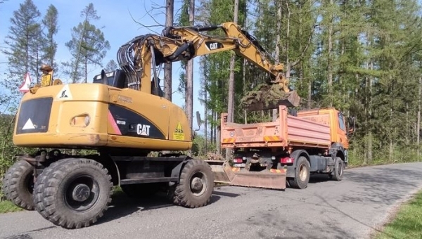 Letní práce na silnicích v plném proudu, obalovaná se shání těžko